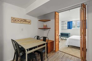 4 quartos, escrivaninha, ferros/tábuas de passar roupa, berço de viagem