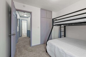 4 quartos, escrivaninha, ferros/tábuas de passar roupa, berço de viagem