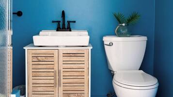 Regadera, secadora de cabello, toallas