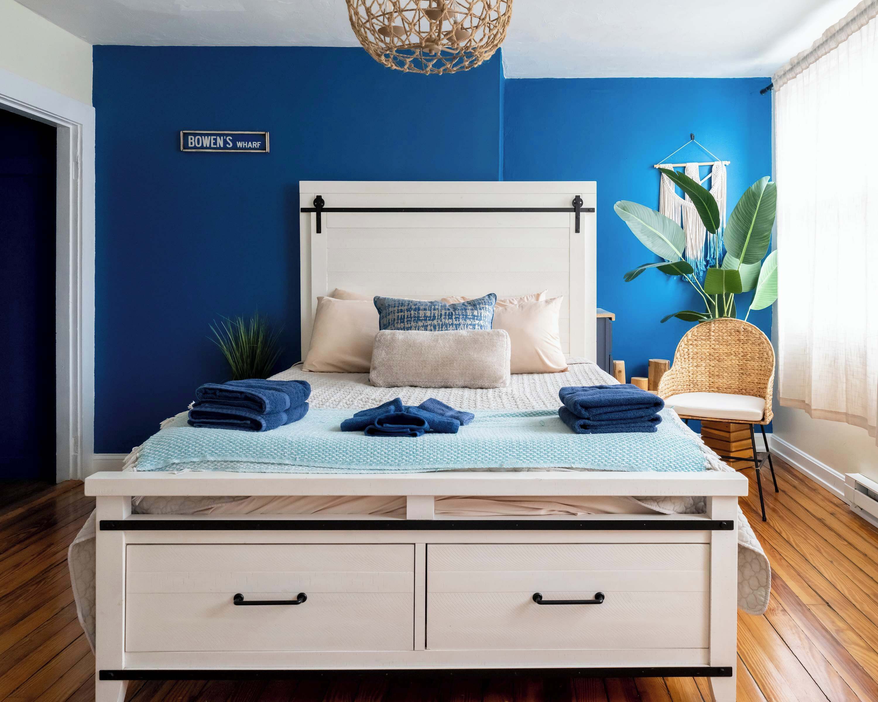 5 bedrooms, desk, iron/ironing board, travel crib