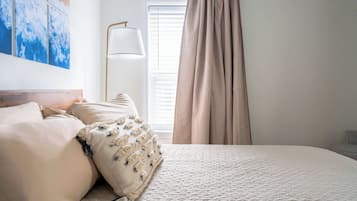 5 habitaciones, escritorio y tabla de planchar con plancha