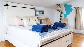 5 habitaciones, escritorio y tabla de planchar con plancha