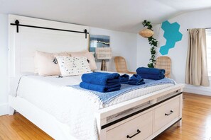 5 habitaciones, escritorio y tabla de planchar con plancha