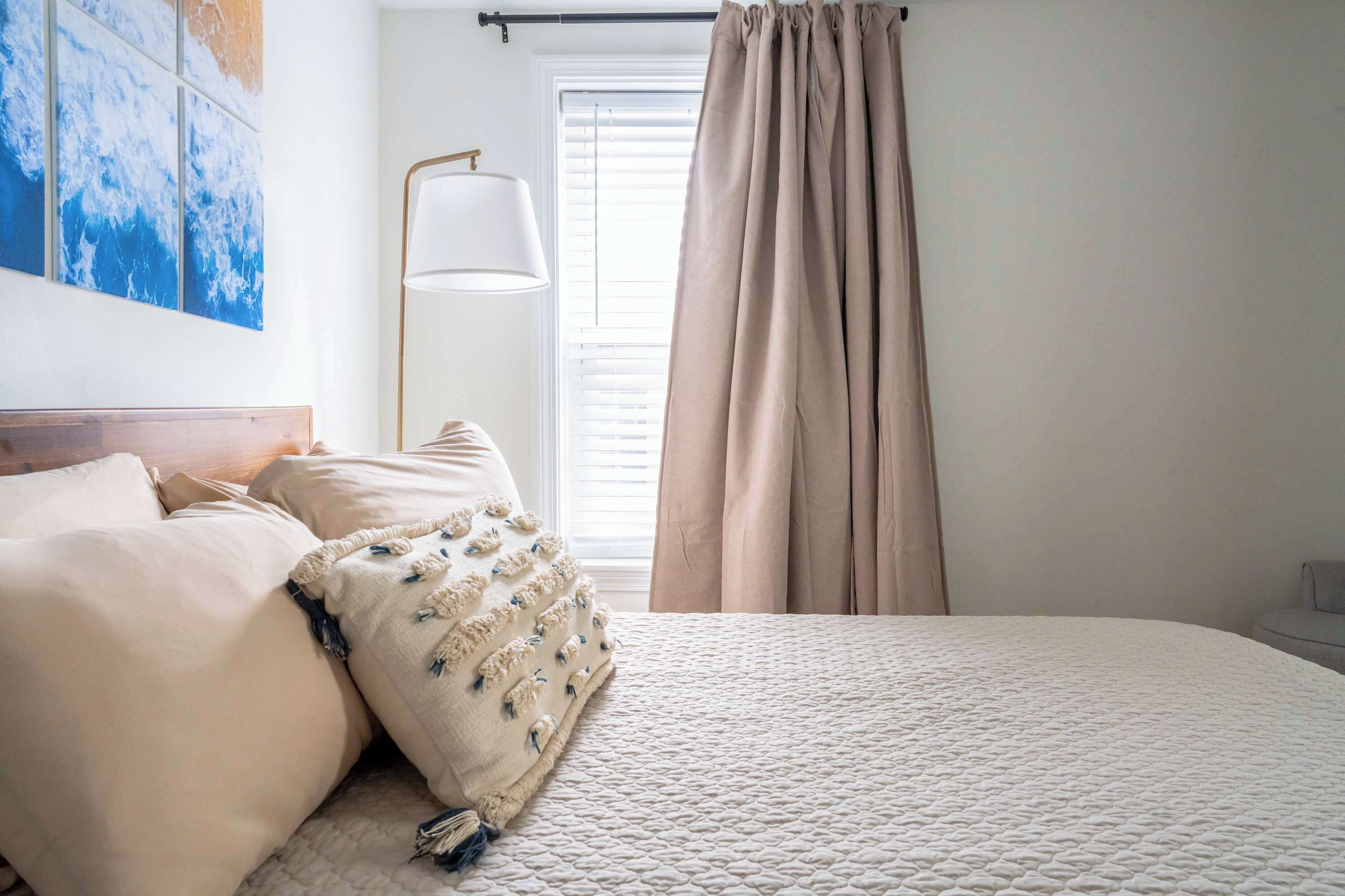 5 dormitorios, escritorio, tabla de planchar con plancha y cuna de viaje