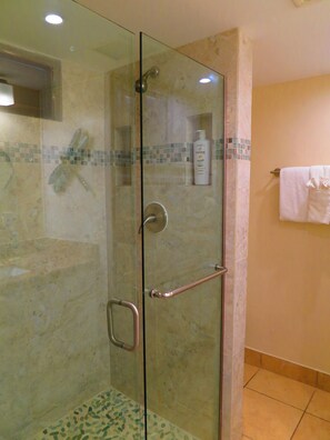 Dusche, Haartrockner, Handtücher, Seife
