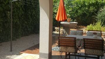House | Outdoor dining