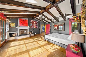 6 bedrooms, iron/ironing board, WiFi, bed sheets