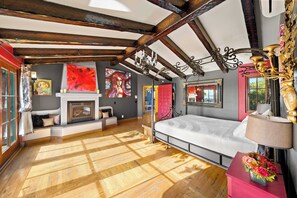 6 bedrooms, iron/ironing board, WiFi, bed sheets