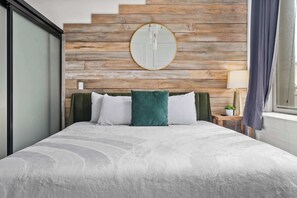 4 bedrooms, iron/ironing board, WiFi, bed sheets - Downtown Gaslamp Getaway | Stylish 4BR APT (San Diego)