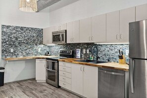 Fridge, microwave, oven, stovetop - Downtown Gaslamp Getaway | Stylish 4BR APT (San Diego)