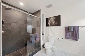 Shower, hair dryer, towels - Central Downtown Apt Sleeps 8 & Enjoy Gaslamp! (San Diego)