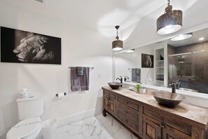 Dusj, hårføner og håndklær