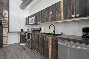 Kjøleskap, mikrobølgeovn, ovn og kokeplater