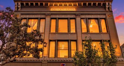 Woolworth Loft – Gaslamp 4BR Downtown Pad w/ Tub