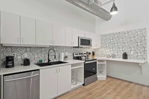 Een koelkast, een magnetron, een oven, een kookplaat