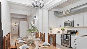 Private kitchen - Woolworth Loft - Stylish Gaslamp Stay | Sleeps 8! (San Diego)