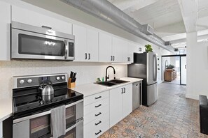 Kjøleskap, mikrobølgeovn, ovn og kokeplater