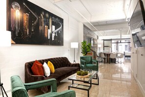 TV, offices - Woolworth Loft - Modern 3BR Apt Steps from Gaslamp (San Diego)