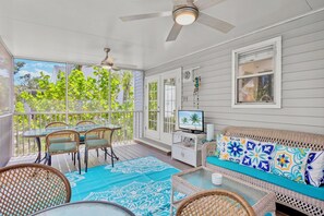 Interior - Island Breeze! Close Walk to the Beach, Dining, and Shops (Holmes Beach)