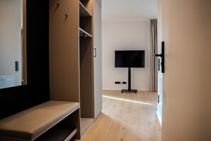 高级开间 | 笔记本电脑工作区、隔音、免费 WiFi、床单