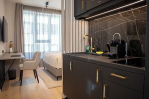 Studio | Eget kjøkken | Minikjøleskap, mikrobølgeovn, kokeplater og kjøkkenutstyr