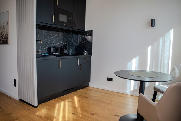 Comfort Studio | Private kitchen | Mini-fridge, microwave, stovetop, cookware/dishes/utensils