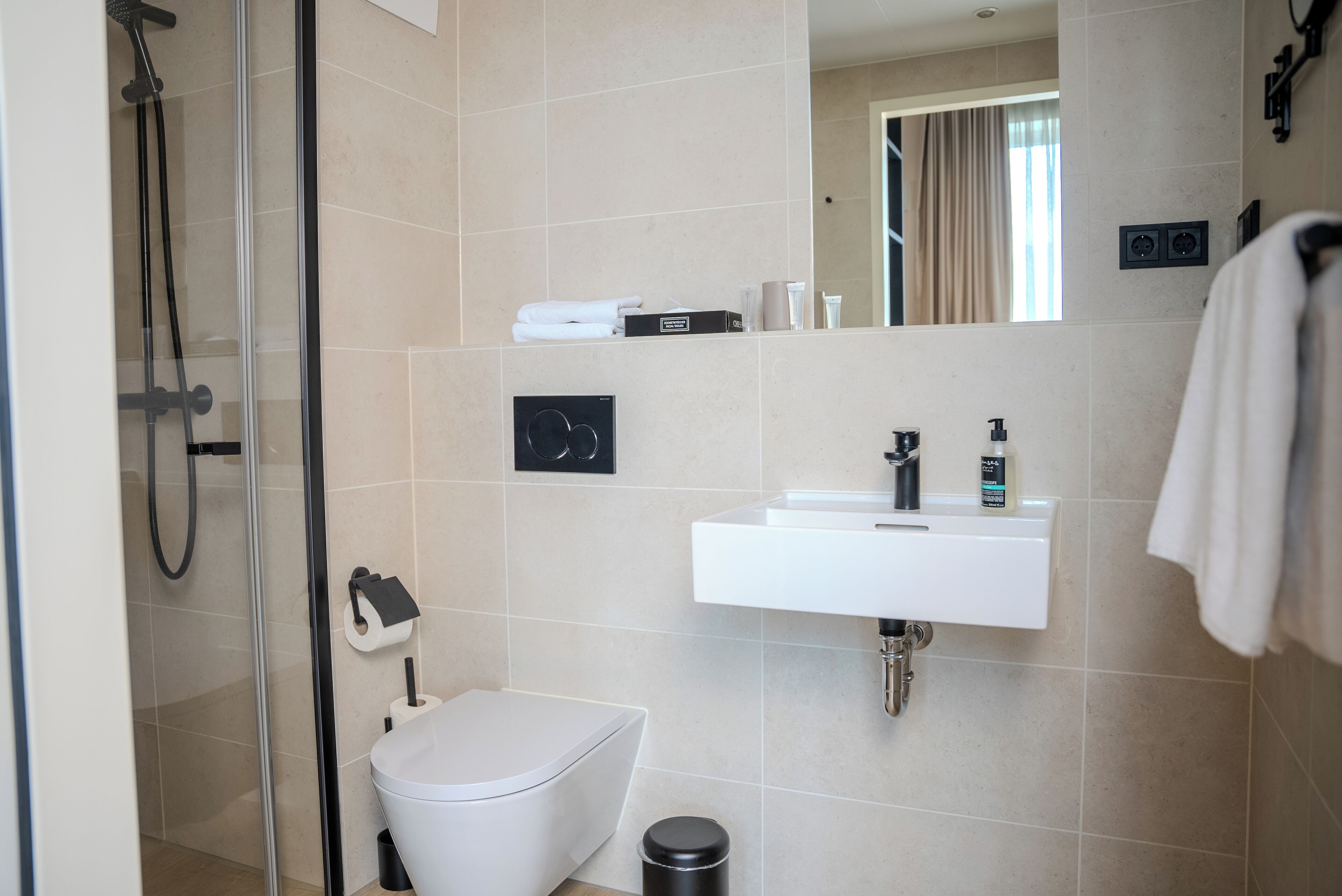 Douche, articles de toilette gratuits, sèche-cheveux