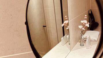 Shower, perlengkapan mandi gratis, pengering rambut, dan handuk
