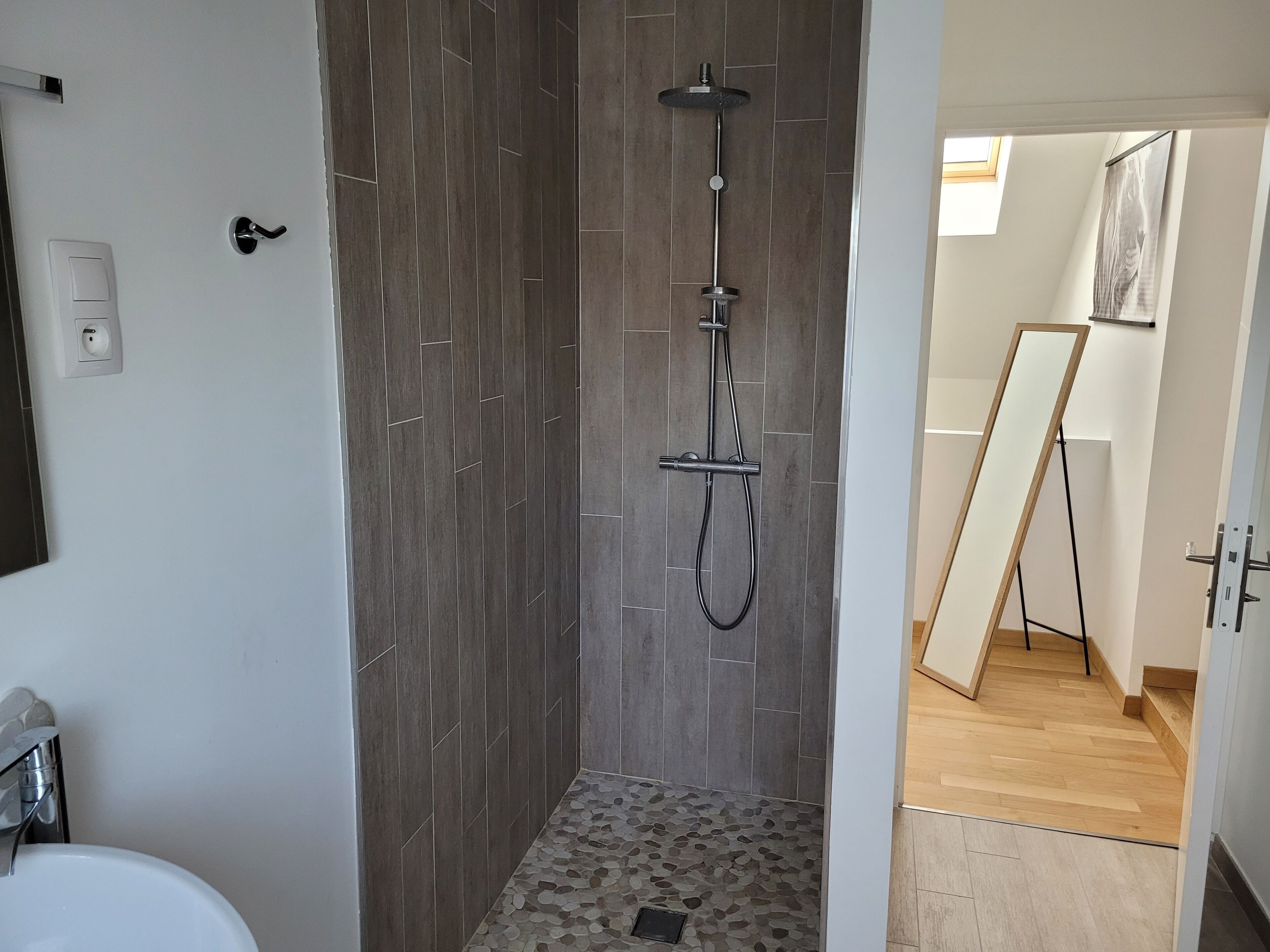 Sèche-cheveux, serviettes fournies, papier toilette