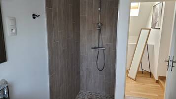 SĂšche-cheveux, serviettes fournies, papier toilette