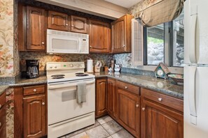 ثلاجة، ميكروويف، فرن، موقد طهي مسطح