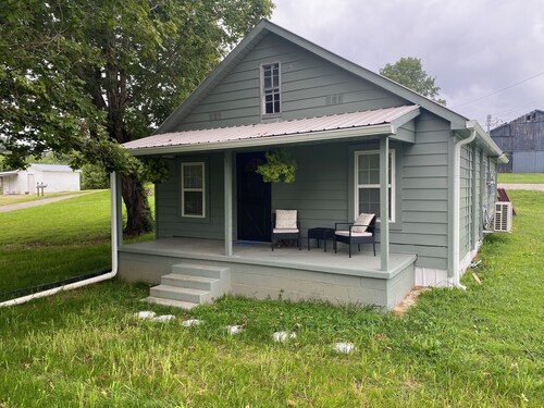 Charming 3-bedroom house with WiFi, AC just 2 miles from Dale Hallow lake