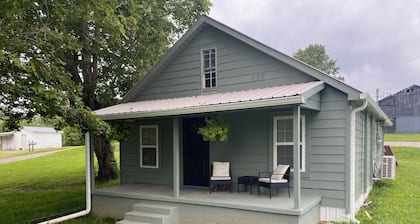 Charming 3-bedroom house with WiFi, AC just 2 miles from Dale Hallow lake
