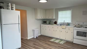 Kylskåp, mikrovågsugn, ugn och spishäll