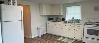 Charming 3-bedroom house with WiFi, AC just 2 miles from Dale Hallow lake