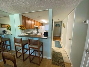 Jääkaappi, mikroaaltouuni, liesi, astianpesukone