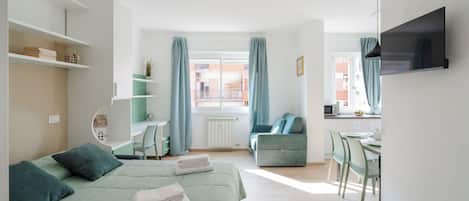 2 slaapkamers, een bureau, een strijkplank/strijkijzer, reisbedje
