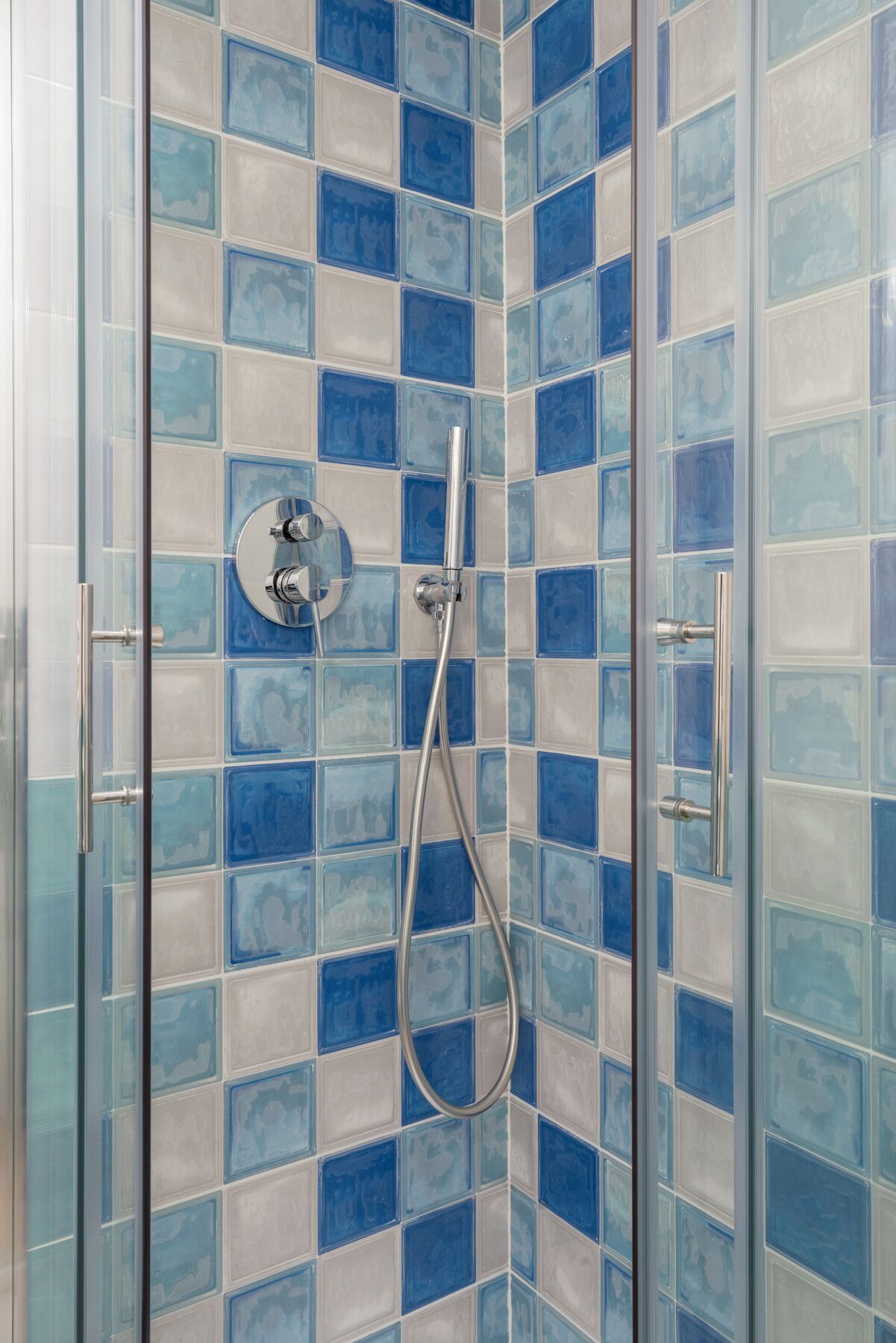 Ducha, secador de pelo, bidé y toallas