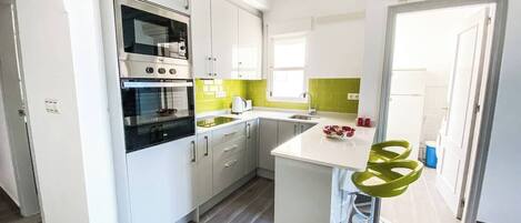 Réfrigérateur, micro-ondes, four, plaque de cuisson