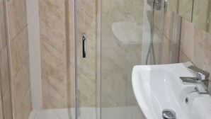 シャワー、ヘアドライヤー、ビデ、タオル