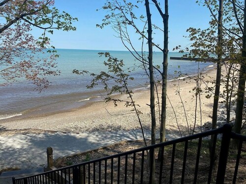 (2026 OPEN!) New Buffalo With Hot Tub and Association Beach!