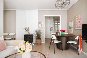 Televisio, takka, työhuone