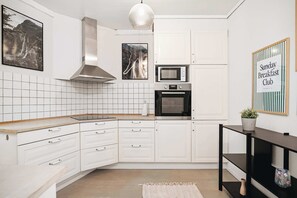 Jääkaappi, mikroaaltouuni, keittoastiat/astiat/ruokailuvälineet