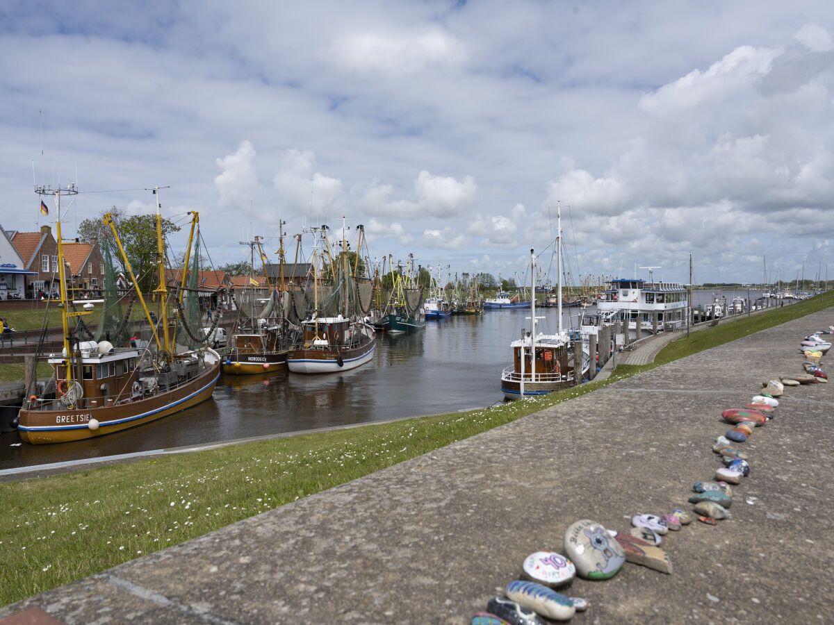 Een haven met verschillende vissersboten afgemeerd aan de waterkant.