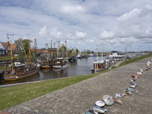 Un puerto con varios barcos de pesca amarrados a la orilla.