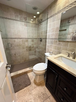 Dusche, Haartrockner, Handtücher