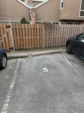 Property grounds - 3-Story Townhome, Free Parking, Private Patio, Washer-Dryer (Chicago)