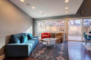 TV, offices - 3-Story Townhome, Free Parking, Private Patio, Washer-Dryer (Chicago)