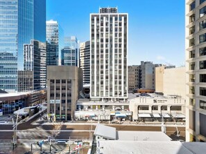 Un immeuble urbain moderne doté d’un atrium central et de plusieurs étages.