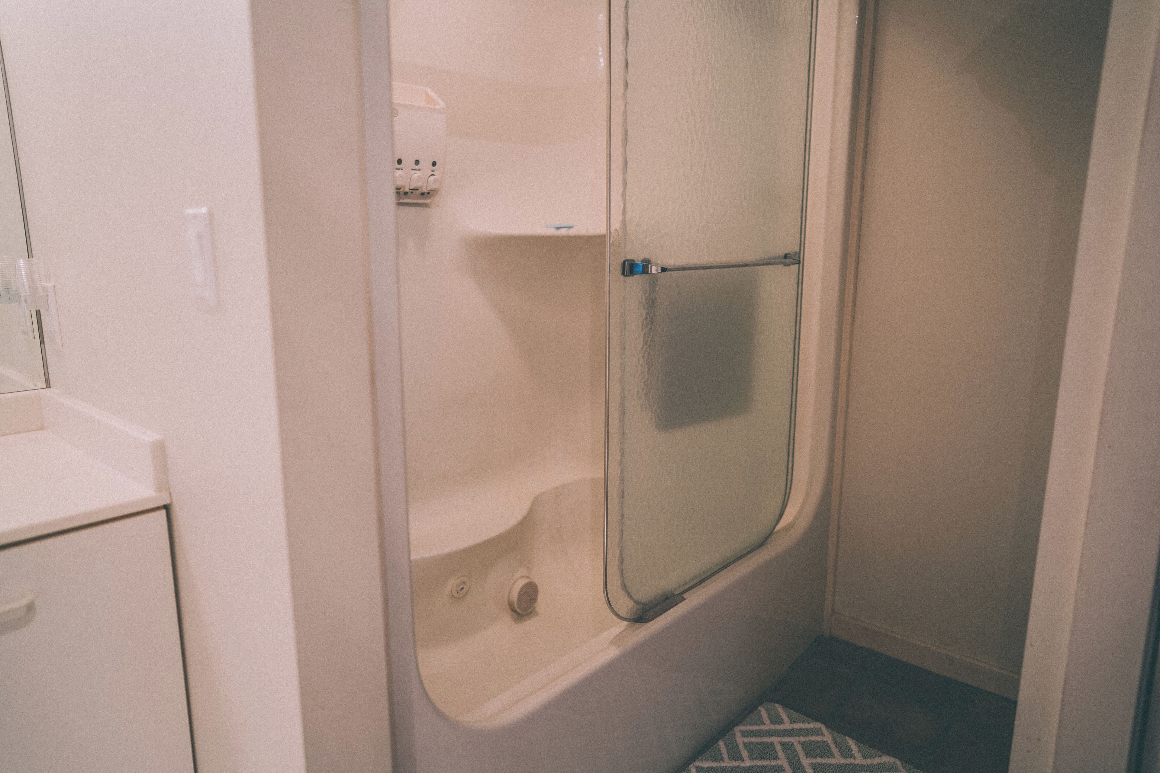Ein Badezimmer mit Duschkabine, Waschbecken und Toilette.